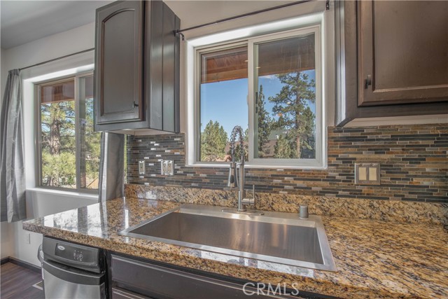 Detail Gallery Image 11 of 41 For 474 Lakewood Ln, Big Bear Lake,  CA 92315 - 3 Beds | 2 Baths