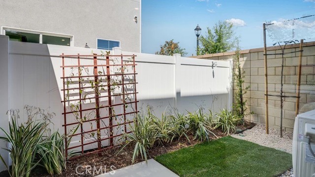 Detail Gallery Image 17 of 22 For 2586 E Lincoln Paseo, Ontario,  CA 91762 - 2 Beds | 2/1 Baths