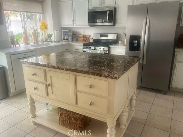 Detail Gallery Image 9 of 21 For 16496 Nectarine Way, Lake Elsinore,  CA 92530 - 4 Beds | 2 Baths