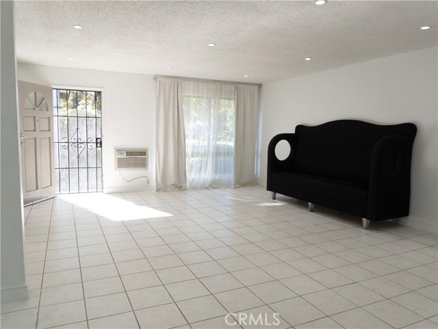 Detail Gallery Image 3 of 13 For 14802 Newport Ave 2b,  Tustin,  CA 92780 - 2 Beds | 2 Baths