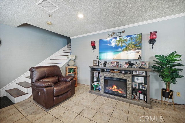 Detail Gallery Image 3 of 23 For 9317 Elm Vista Dr #9,  Downey,  CA 90242 - 3 Beds | 3 Baths