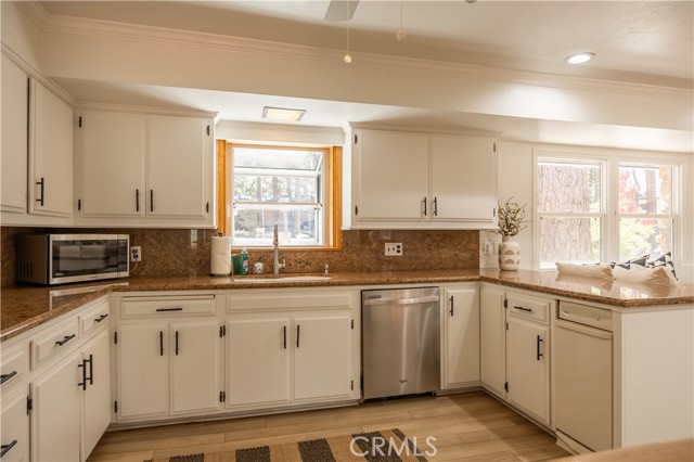 188 S Finch Drive, Big Bear Lake CA: https://media.crmls.org/medias/ab5d989c-8a35-4c18-b8ff-23921332ef4a.jpg