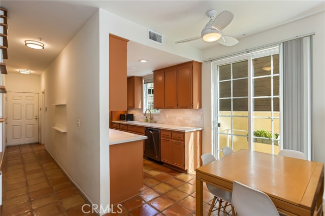 Detail Gallery Image 18 of 55 For 11445 Moorpark, Studio City,  CA 91602 - 2 Beds | 2/1 Baths