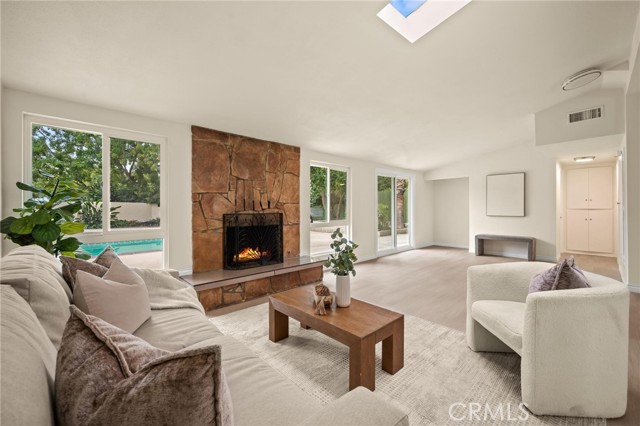 Detail Gallery Image 2 of 16 For 17411 Fairland Ct, Granada Hills,  CA 91344 - 3 Beds | 2 Baths
