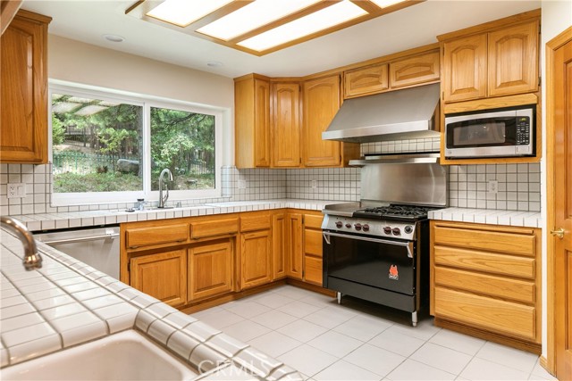 Detail Gallery Image 9 of 40 For 27442 Meadow Bay Dr, Lake Arrowhead,  CA 92352 - 4 Beds | 3/1 Baths