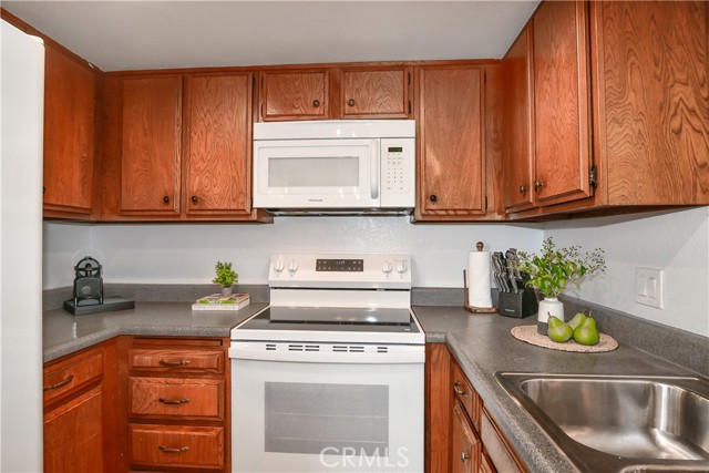 887 W 34th, Long Beach CA: https://media.crmls.org/medias/ab676fb7-d35f-43d3-9f9d-0c08c5245505.jpg