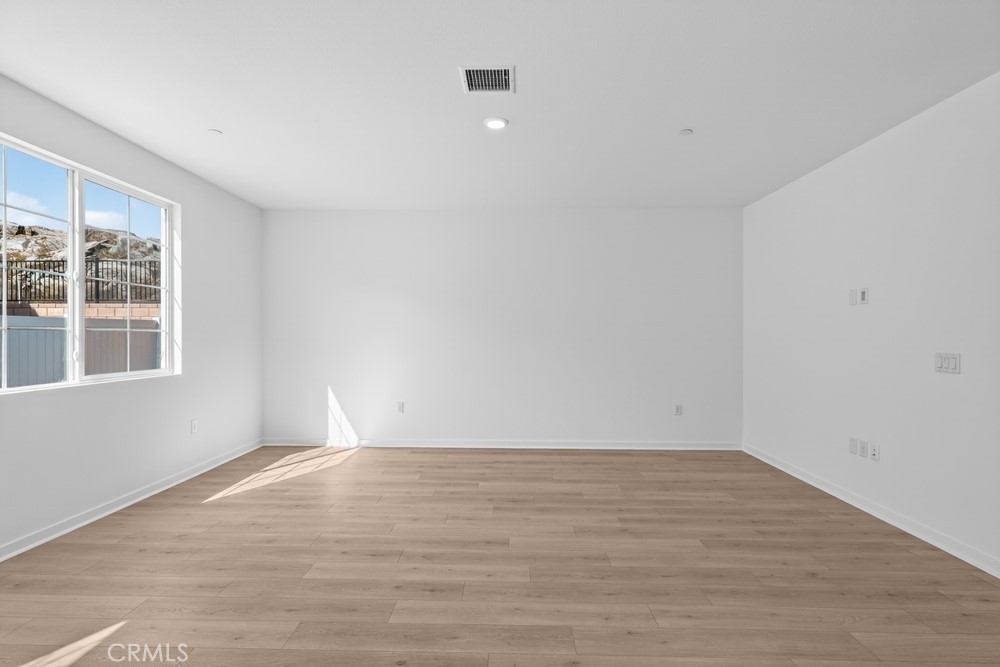 https://media.crmls.org/medias/ab69aad3-3058-49be-a8fc-8815ffb301fc.jpg?preset=X-Large