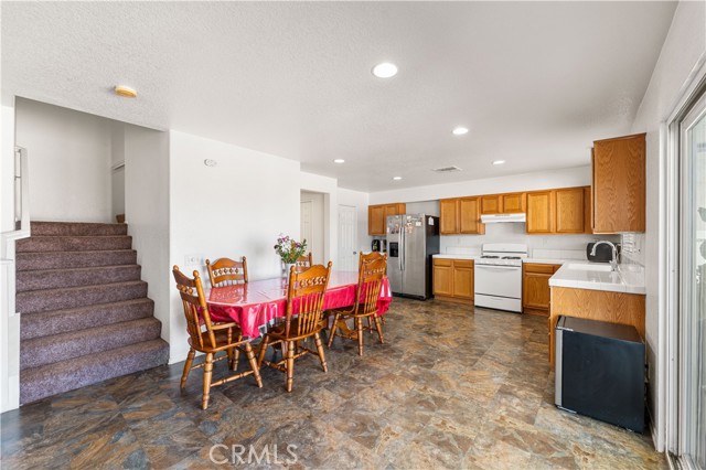 16029 White Mountain Place, Victorville CA: https://media.crmls.org/medias/ab6a4943-ecde-46c6-a379-359bbf358fff.jpg