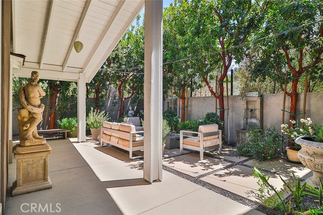 Detail Gallery Image 4 of 74 For 17141 Superior St, Northridge,  CA 91325 - 6 Beds | 4 Baths