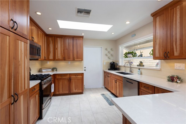 10262 Circulo De Juarez, Fountain Valley CA: https://media.crmls.org/medias/ab6b9460-e0d3-4f31-92d3-275f8c916540.jpg
