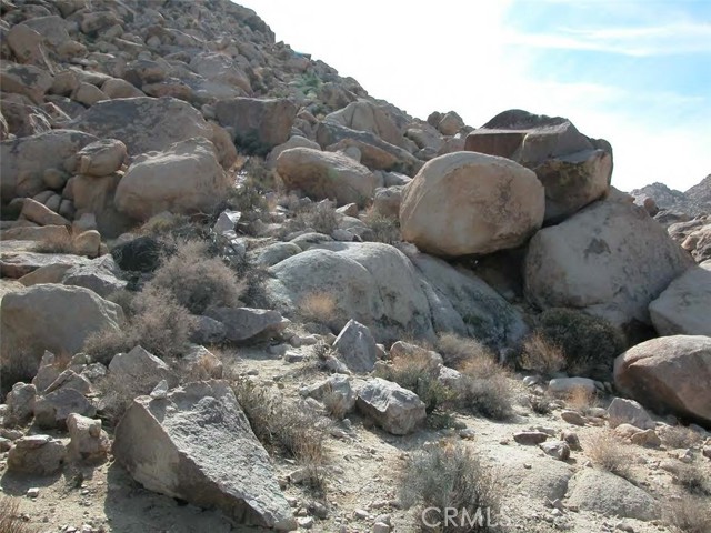 9 Stoney Crest Road, Joshua Tree CA: https://media.crmls.org/medias/ab6ec245-f73f-47f8-bb14-bbe06af64fed.jpg