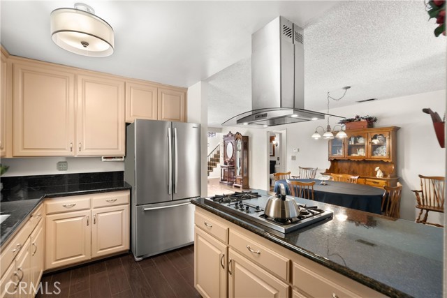 14432 Elmhurst Cir, Huntington Beach CA: https://media.crmls.org/medias/ab6feabd-72ce-4c0d-a1c3-c00b529807c3.jpg