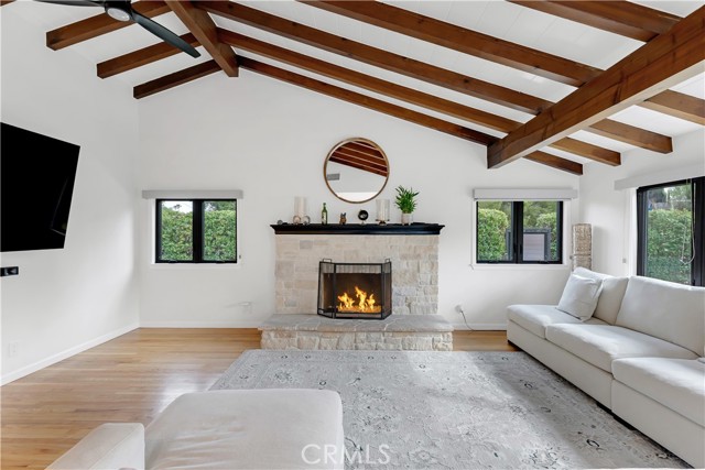 Detail Gallery Image 5 of 29 For 19943 Oxnard, Woodland Hills,  CA 91367 - 4 Beds | 3 Baths