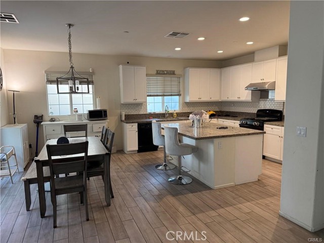 Detail Gallery Image 5 of 7 For 5370 N Alumni Ln, San Bernardino,  CA 92407 - 3 Beds | 2/1 Baths