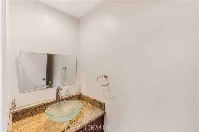 Detail Gallery Image 9 of 19 For 18128 Killion St #2,  Tarzana,  CA 91356 - 2 Beds | 2/1 Baths