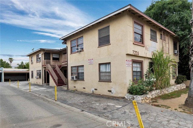 7224 Hazeltine Avenue, Van Nuys CA: https://media.crmls.org/medias/ab7b0f7a-9267-4d86-ae1e-5c6db170f254.jpg