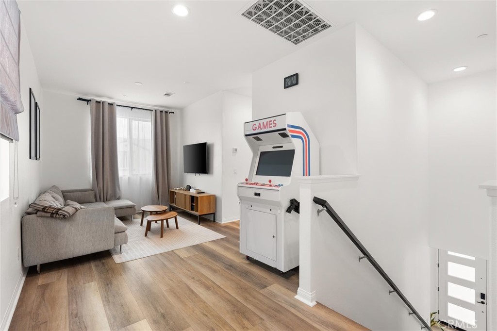 https://media.crmls.org/medias/ab7dcaa9-cdff-4f62-be6b-e878bbe571af.jpg?preset=X-Large