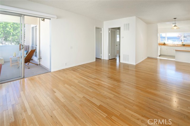 Detail Gallery Image 4 of 33 For 11121 Queensland St #D36,  Los Angeles,  CA 90034 - 2 Beds | 1 Baths