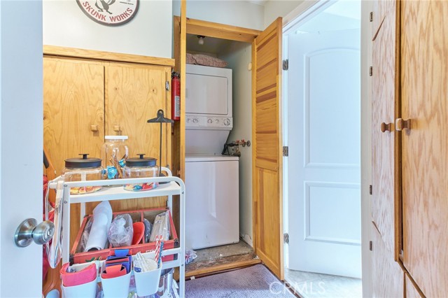 39676 Oak Glen Road, Fawnskin CA: https://media.crmls.org/medias/ab87390a-a52f-4683-afd4-54f71ec0717f.jpg