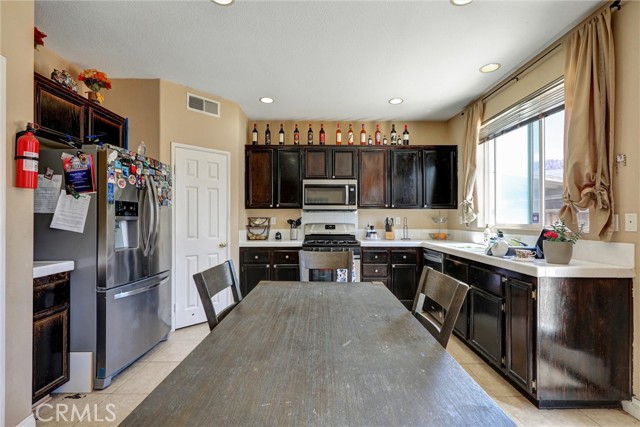 Detail Gallery Image 14 of 48 For 1253 Leopard Ln, Perris,  CA 92571 - 3 Beds | 2/1 Baths