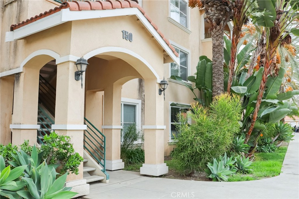 150 N River Circle #105