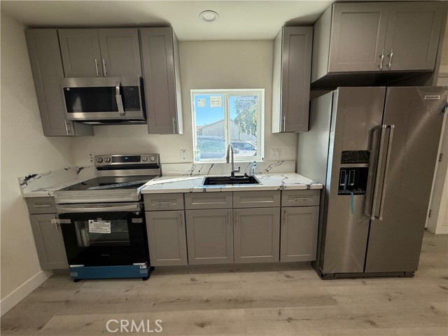 Detail Gallery Image 4 of 7 For 7698 Lime Ave, Fontana,  CA 92336 - 1 Beds | 1 Baths