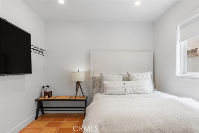 304 Larkspur Avenue, Corona del Mar CA: https://media.crmls.org/medias/ab8a81a9-9fc3-4c33-90c2-8aaf85b60caf.jpg