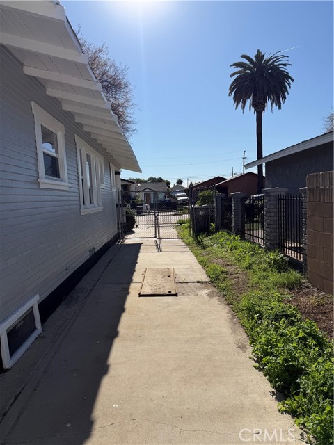 Detail Gallery Image 18 of 22 For 1305 E 17th, Long Beach,  CA 90813 - 2 Beds | 1 Baths