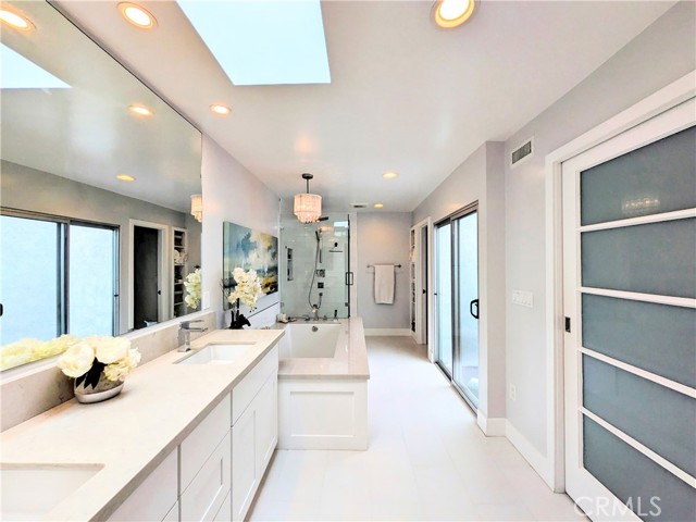 Detail Gallery Image 8 of 17 For 20291 Bancroft Cir, Huntington Beach,  CA 92646 - 4 Beds | 2/1 Baths