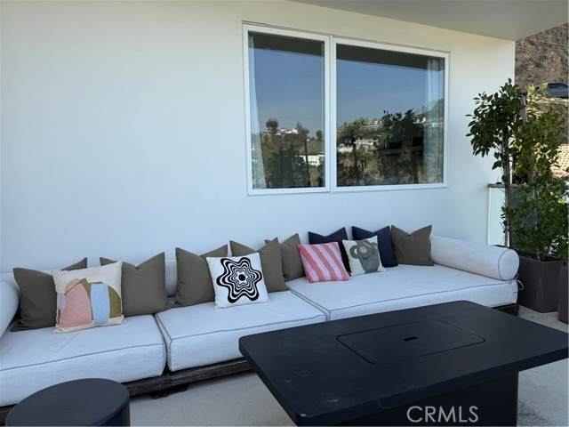 8672 Franklin Avenue, Los Angeles CA: https://media.crmls.org/medias/ab94c9a3-ec9e-4281-a53b-260deecfefa2.jpg