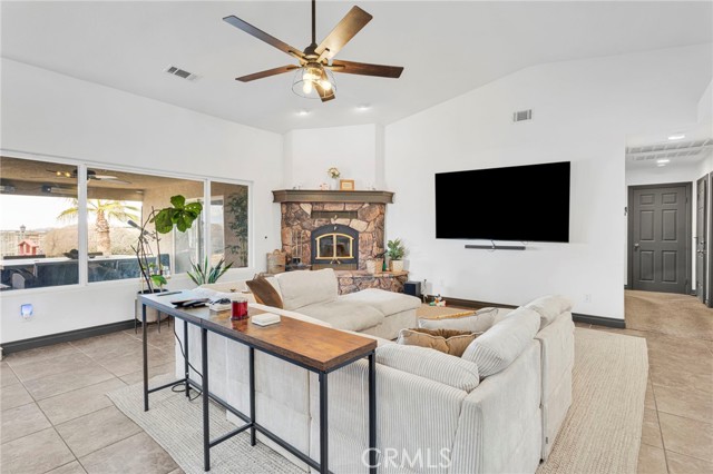 Detail Gallery Image 14 of 75 For 13724 Yuma Rd, Apple Valley,  CA 92307 - 5 Beds | 2/1 Baths