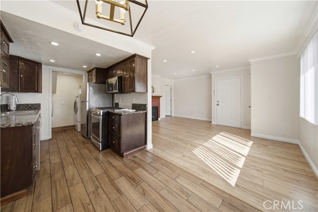 Detail Gallery Image 4 of 22 For 9047 Langdon Ave #6,  North Hills,  CA 91343 - 2 Beds | 2 Baths