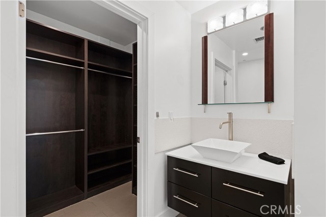 Detail Gallery Image 25 of 37 For 2746 Rinconia Dr, Los Angeles,  CA 90068 - 4 Beds | 3/1 Baths