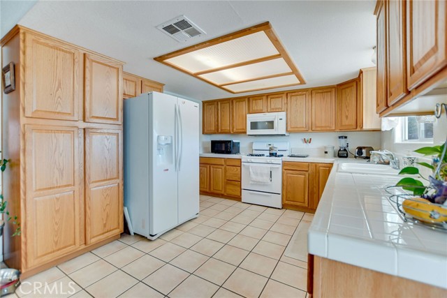 Detail Gallery Image 14 of 36 For 21919 Standing Rock Ave, Apple Valley,  CA 92307 - 4 Beds | 2 Baths