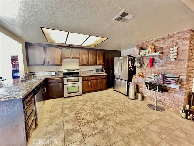 Detail Gallery Image 9 of 29 For 19185 Spalding Ave, Riverside,  CA 92508 - 4 Beds | 2 Baths