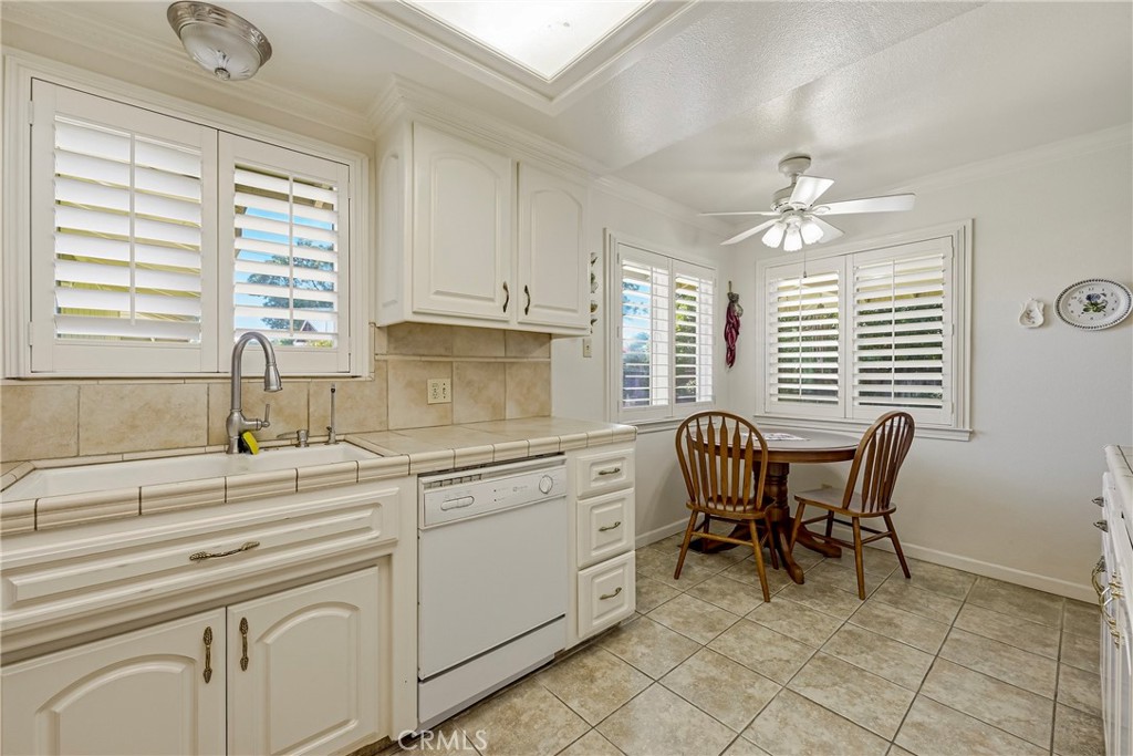https://media.crmls.org/medias/aba306b6-ae40-4844-950d-c445121b3609.jpg?preset=X-Large