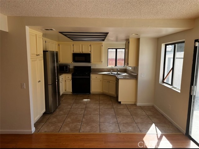 13675 Riverstone Drive, Victorville CA: https://media.crmls.org/medias/aba3f730-5c24-407a-9730-9a5e06062a38.jpg