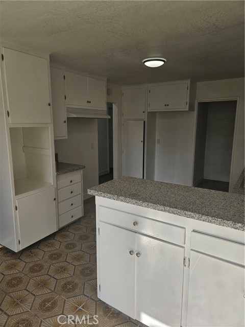 Detail Gallery Image 8 of 16 For 3373 Los Flores Bld, Lynwood,  CA 90262 - 3 Beds | 2 Baths