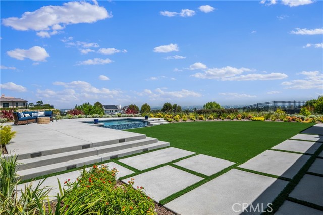 Grand, yet low-maintenance backyard