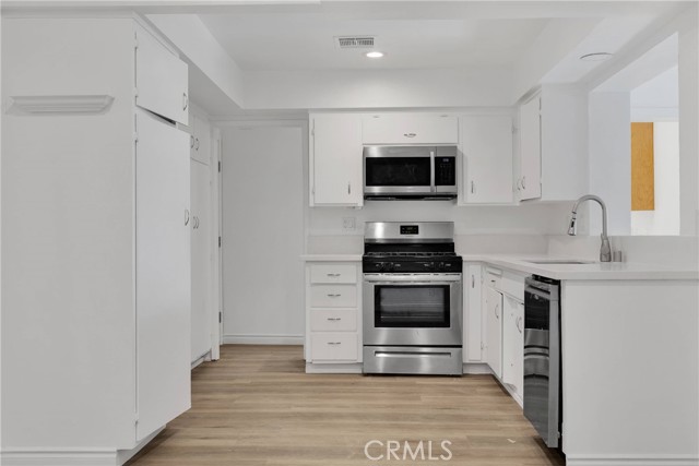 14246 Osage Road, Apple Valley CA: https://media.crmls.org/medias/aba8d1a9-257e-44ee-a21f-18fb9f7a62ba.jpg
