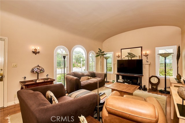 Detail Gallery Image 4 of 26 For 900 S Los Robles Ave, Pasadena,  CA 91106 - – Beds | – Baths