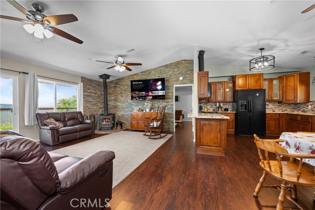 7525 Starlight Way, Julian CA: https://media.crmls.org/medias/abac6b6b-1c1b-4211-8d7a-c683902b43cd.jpg