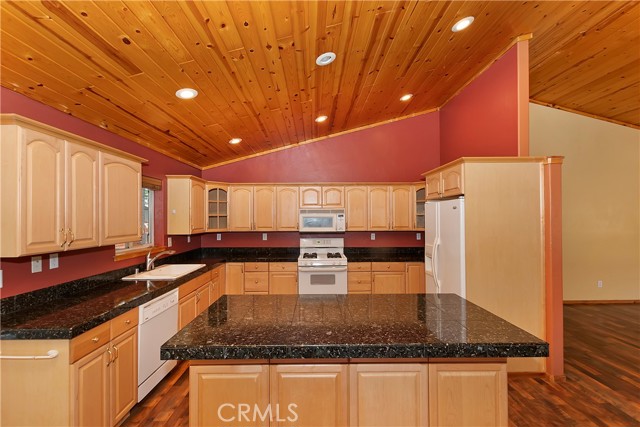 Detail Gallery Image 13 of 44 For 518 E Fairway Bld, Big Bear City,  CA 92314 - 3 Beds | 2 Baths