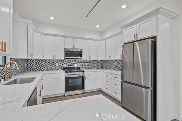6245 N McLaren, Woodland Hills CA: https://media.crmls.org/medias/abb1aae3-0358-4a21-8916-8ce0689d4804.jpg