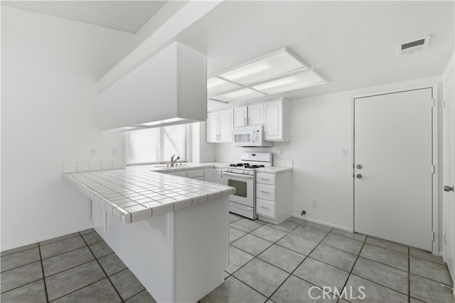 Detail Gallery Image 9 of 25 For 4654 Paseo Hermoso, Palmdale,  CA 93551 - 3 Beds | 2 Baths