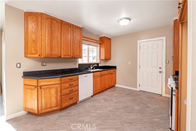 Granite counter tops and dishwasher