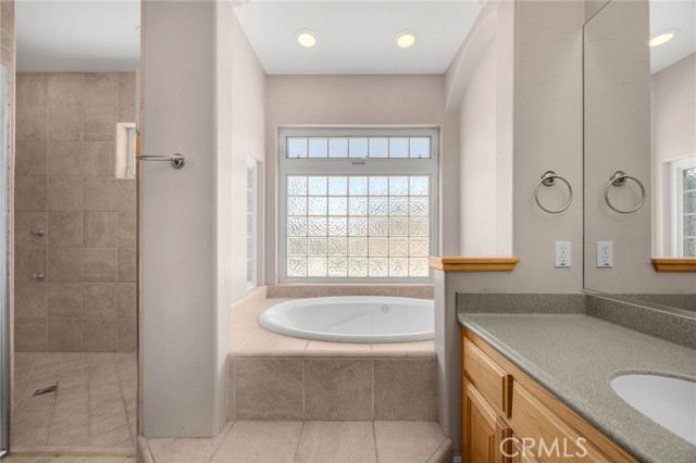 8277 Macron Street, Oak Hills CA: https://media.crmls.org/medias/abb59e81-aa2b-4938-b0c9-6c77d16f67dc.jpg