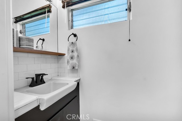 5217 Canoga Avenue, Woodland Hills CA: https://media.crmls.org/medias/abb8c1a4-fa4e-4a6e-8558-86c9b10102e5.jpg