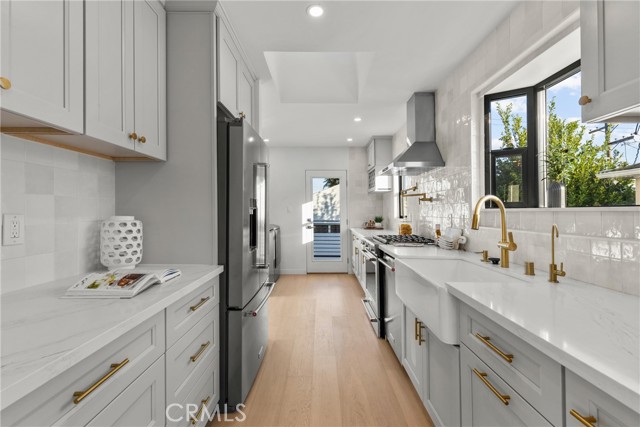 Detail Gallery Image 7 of 23 For 1724 S Fairfax, Los Angeles,  CA 90019 - 3 Beds | 2 Baths