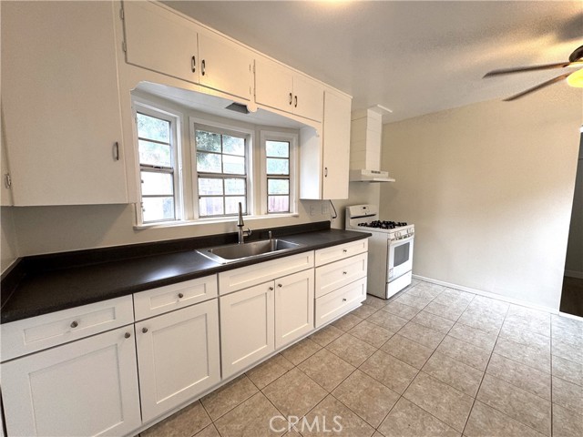 73 W Plymouth Street, Long Beach CA: https://media.crmls.org/medias/abbbf38c-1f2e-4396-a423-16f24b379d55.jpg